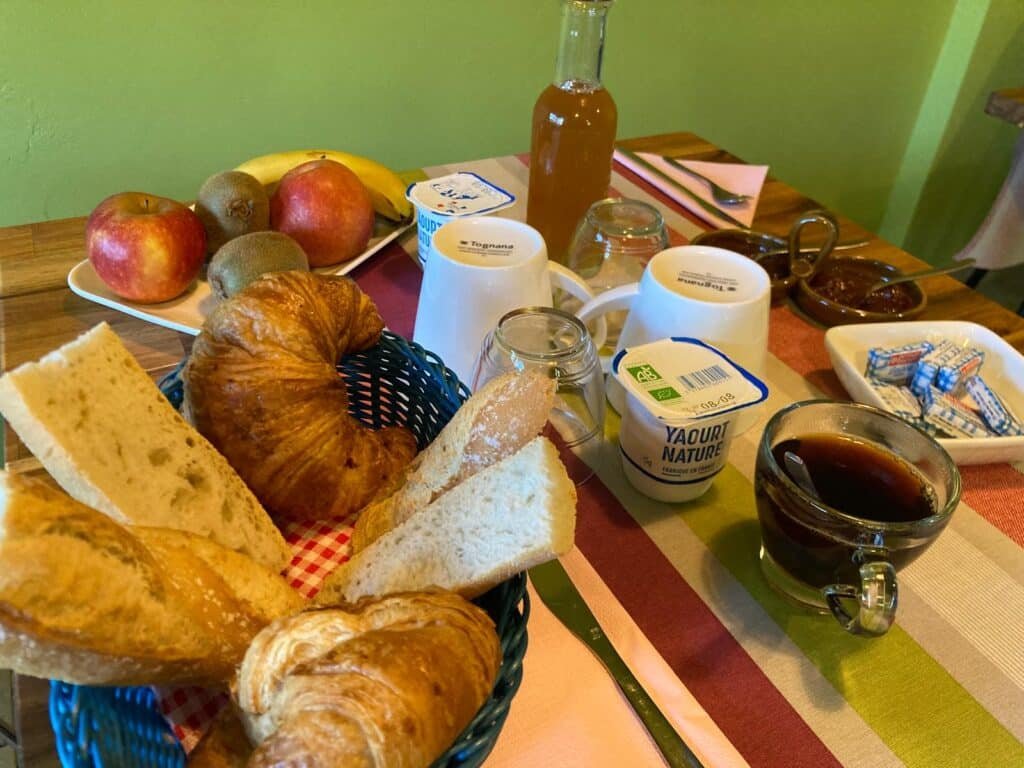 Petit déjeuner produits locaux bio en chambres d'hôtes conflent prades